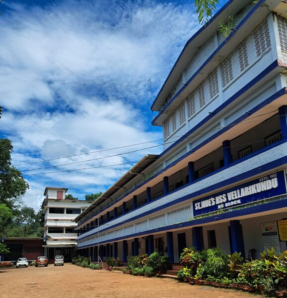 പ്രമാണം:12051 Schoolphoto.jpeg