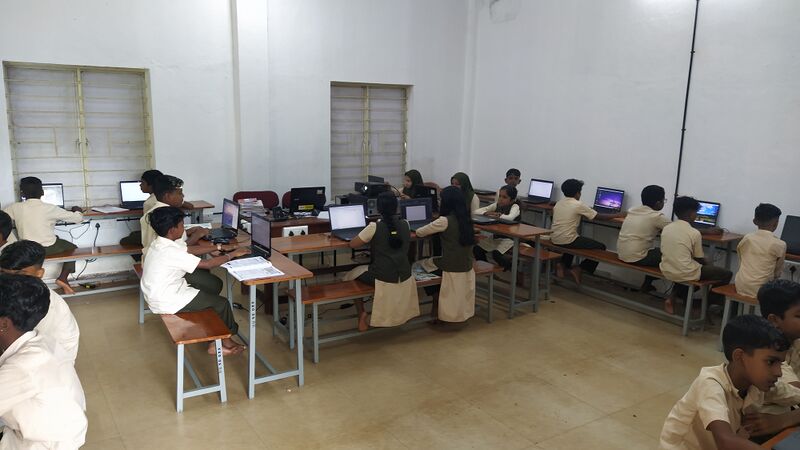 പ്രമാണം:16041 UP IT lab.jpg