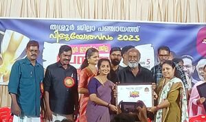 എസ് എസ് സി 2025100%വിജയം നേടിയതിനുള്ള ട്രോഫി ഏറ്റുവാങ്ങുന്നു.