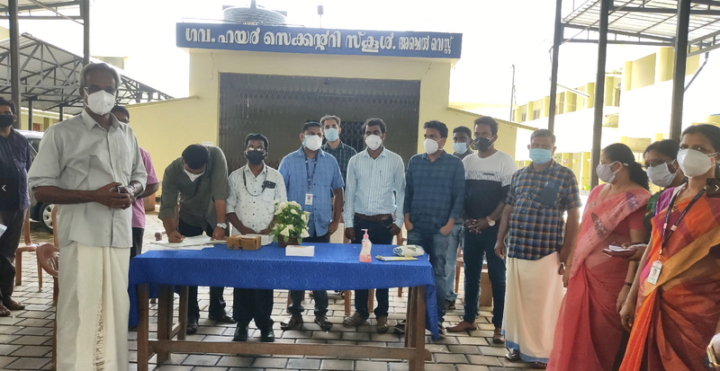 പ്രമാണം:40001 Alumni with Phones.png