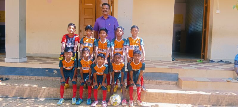 പ്രമാണം:Footballteam2.jpg