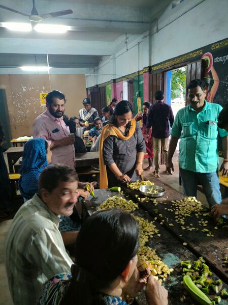 പ്രമാണം:12039 onam6.jpg