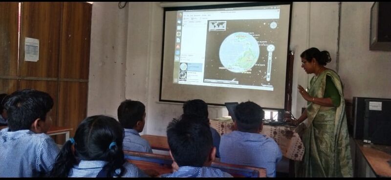 പ്രമാണം:14249 smart classroom2.jpg