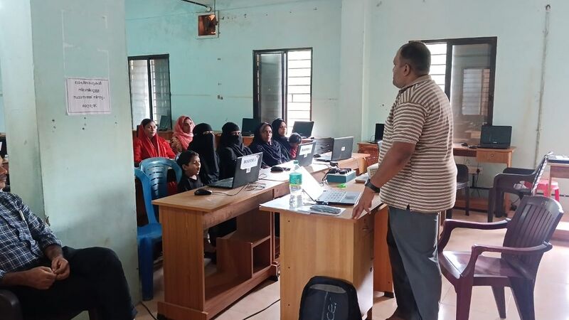 പ്രമാണം:18028 LK MEETING.jpg