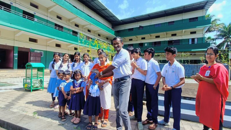 പ്രമാണം:22071 TSR smartidcard.jpg