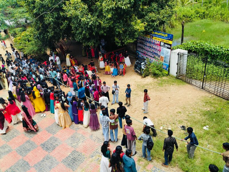 പ്രമാണം:41034 onam 2025 vadamvali.jpg