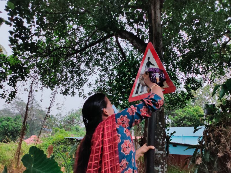 പ്രമാണം:41409 traffic board cleaning12.jpg