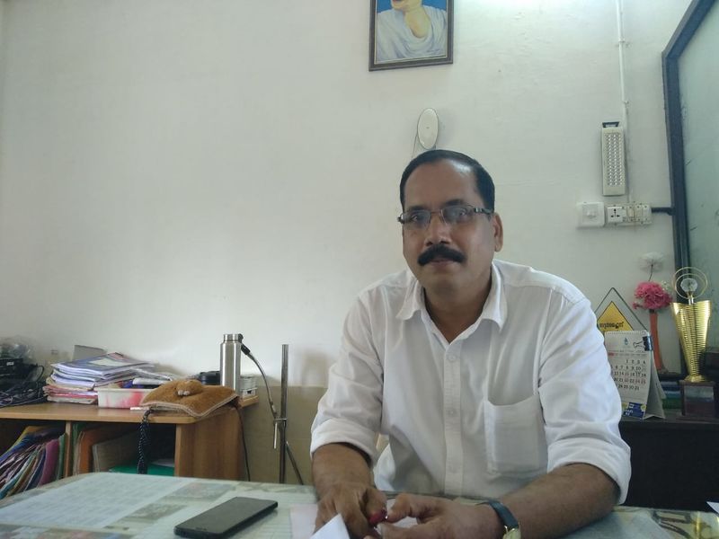 പ്രമാണം:Principal avhss.jpg
