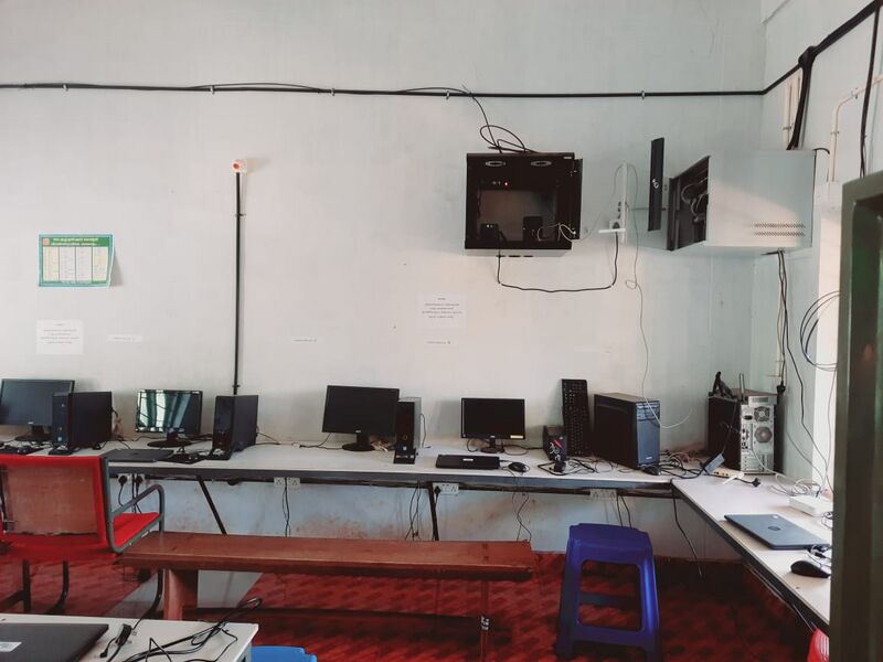 പ്രമാണം:12021 hightech class2.jpg