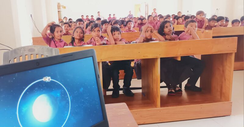 പ്രമാണം:19042 Spaceweek Documentary Show1.jpg