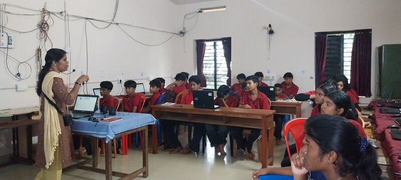പ്രമാണം:19063-campclass.jpg