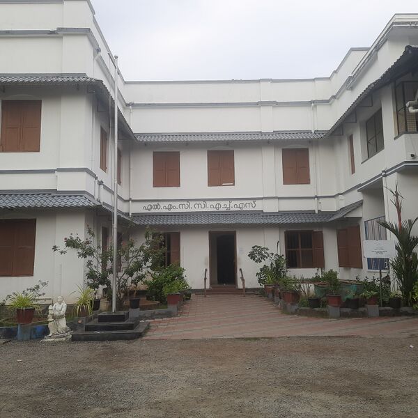 പ്രമാണം:26036-LMCC-CLASSROOMS.jpg