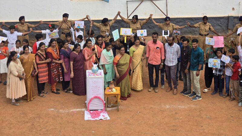 പ്രമാണം:42041 WAR 2.jpg