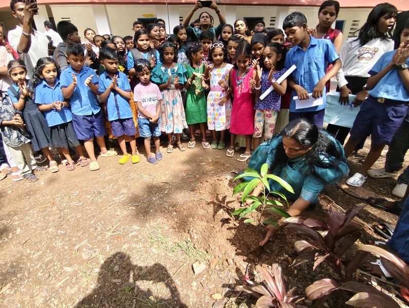 പ്രമാണം:43455-gupskuzhivila-world environment day2.JPG