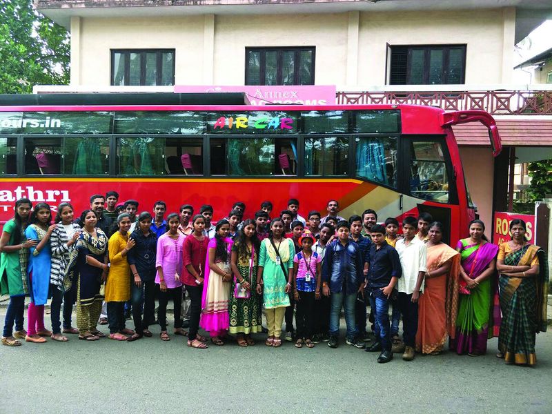 പ്രമാണം:44041tour.jpg