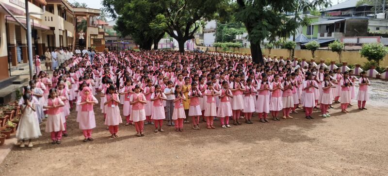 പ്രമാണം:22046 yogastudents 25-26.jpg