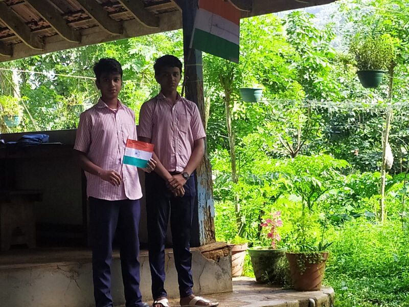 പ്രമാണം:32501 Flags.jpg