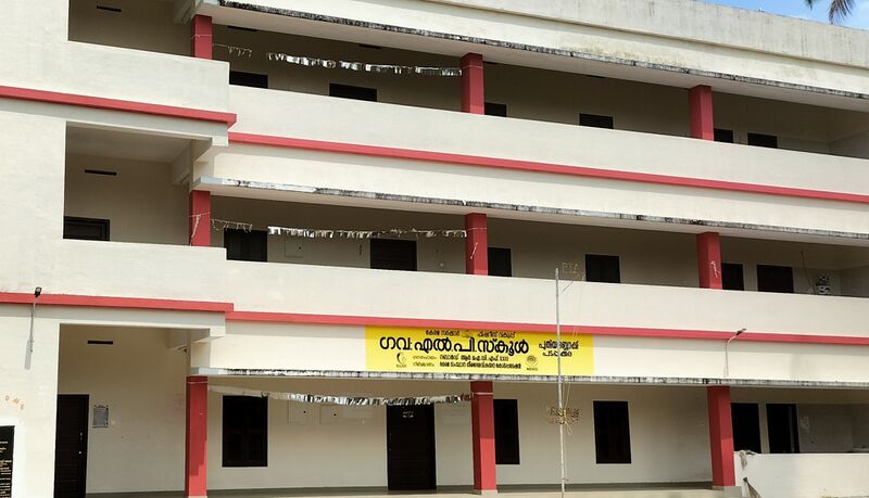 പ്രമാണം:41612 school main building .jpg