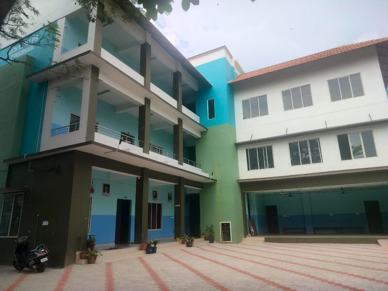 പ്രമാണം:433041 school-pic.jpeg