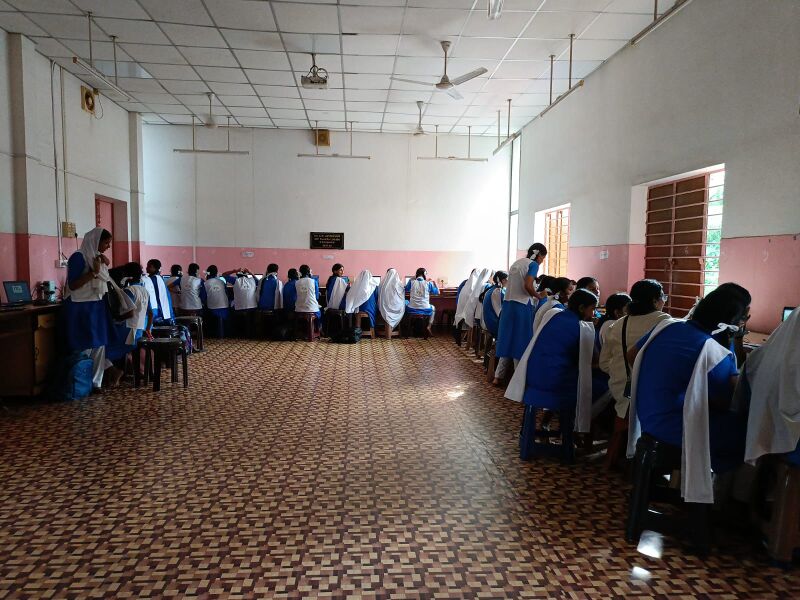 പ്രമാണം:LFCGHSS 24049 LAB.jpg