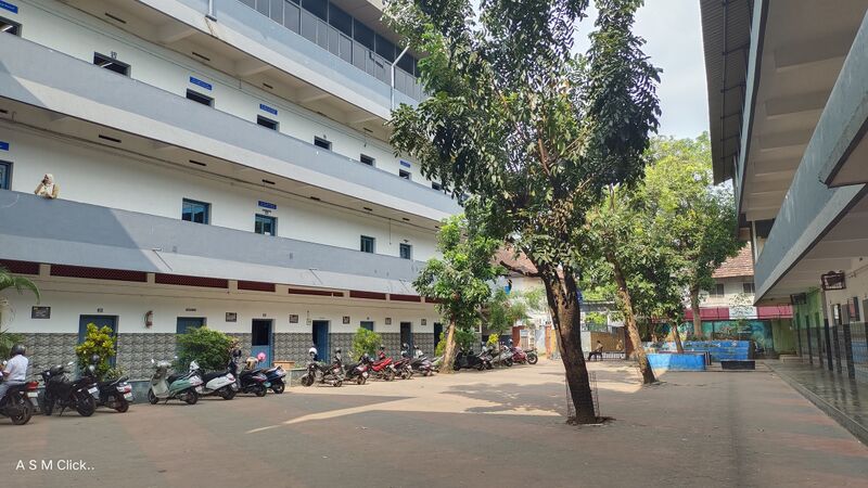 പ്രമാണം:17091 school campus.jpg
