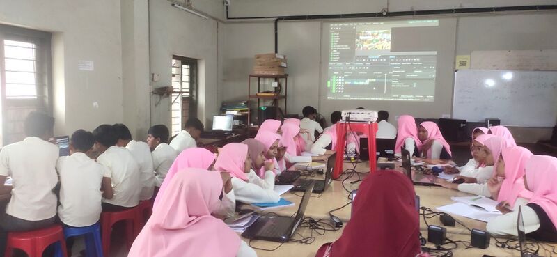 പ്രമാണം:19009-lk school camp 2025.jpg