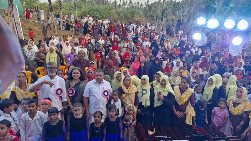 പ്രമാണം:44223 minister with crowd.jpg