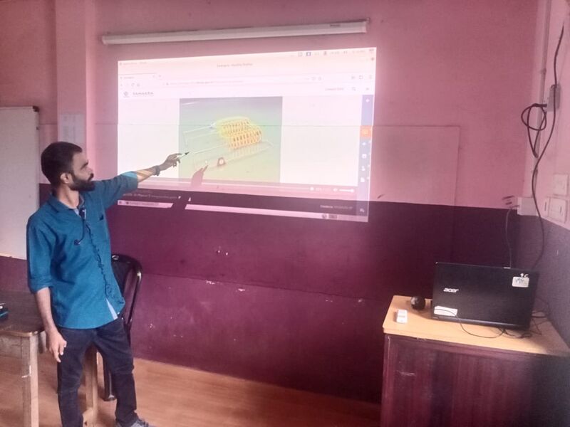 പ്രമാണം:48106-hitech smart class room.jpeg