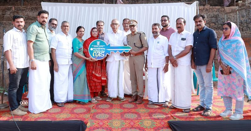 പ്രമാണം:സ്നേഹ വീട്.jpg