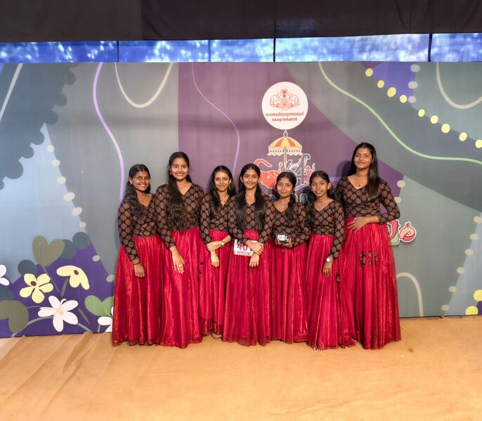 പ്രമാണം:12024-group song.jpg