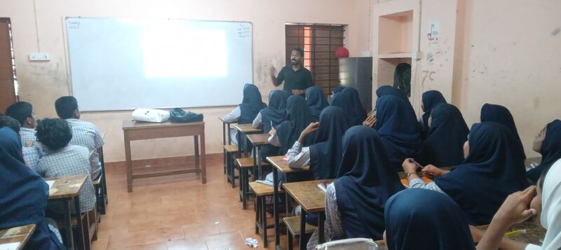 പ്രമാണം:19868-USS-motivation class.jpg