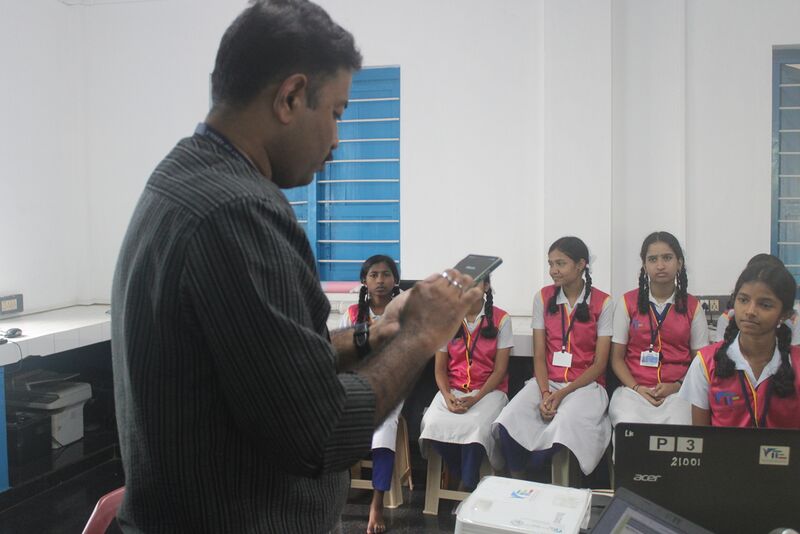 പ്രമാണം:21001IMG lkstudents.JPG