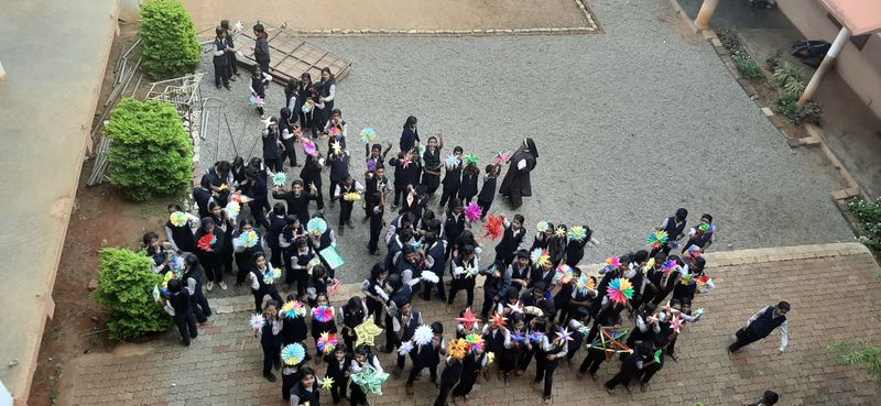 പ്രമാണം:Christmas Celebration Star Creation 1.jpg