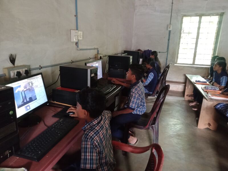 പ്രമാണം:Hitech computer lab 21746.jpg