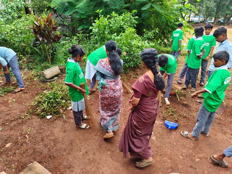പ്രമാണം:11002 gandhijayanthi cleaning.jpg