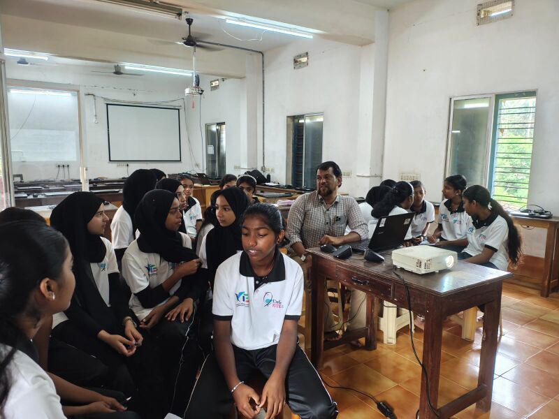 പ്രമാണം:11006 LK camp.jpg