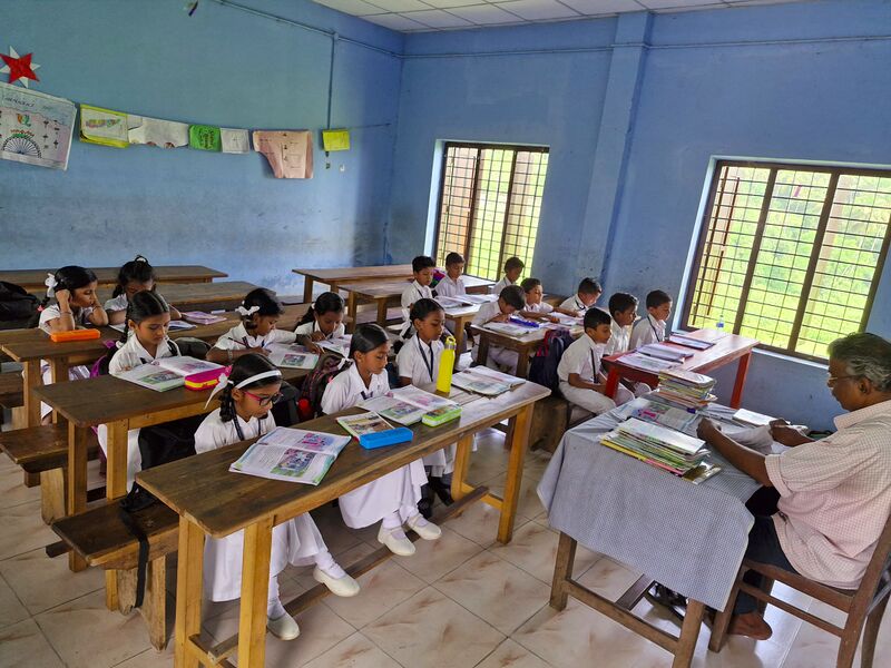 പ്രമാണം:44223 class 2a.jpg