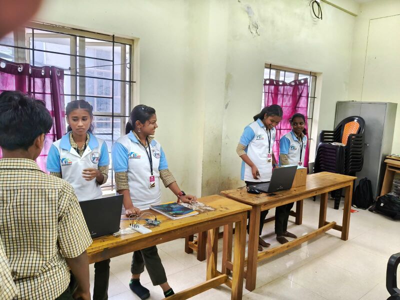 പ്രമാണം:LK ROBO3.jpeg