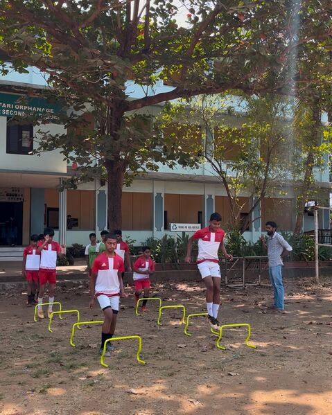 പ്രമാണം:18103 football coaching 1.jpg