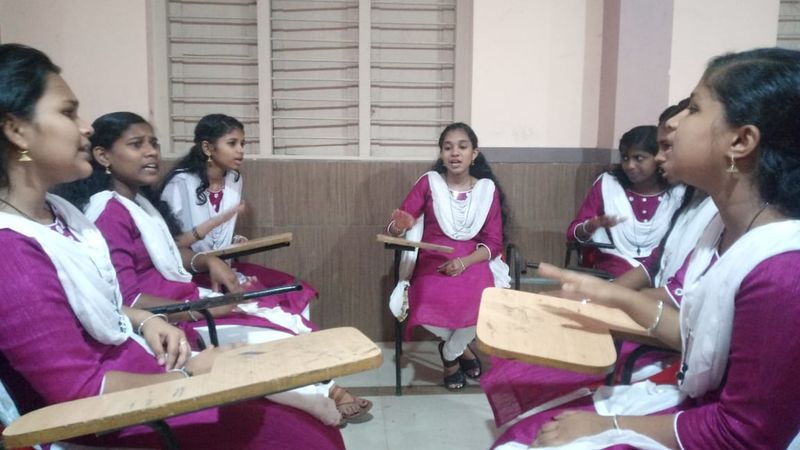 പ്രമാണം:18 hfhs song.jpg