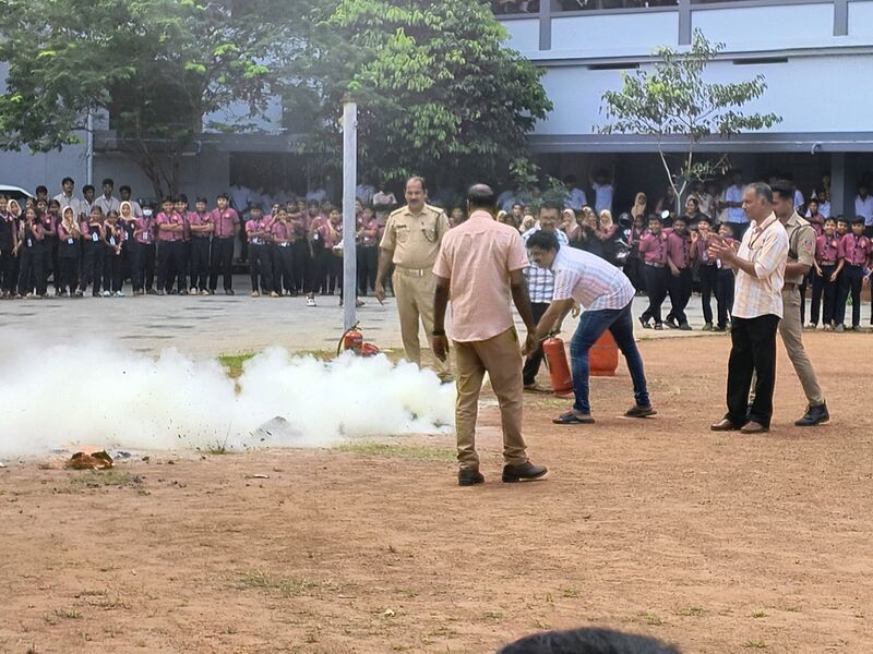 പ്രമാണം:25044 Fire Mock Drill 9.jpg