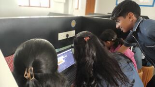 സഹപാഠികളുടെ സംശയം പരിഹരിക്കുന്ന ആൽഡ്രിൻ പ്രദീപ്