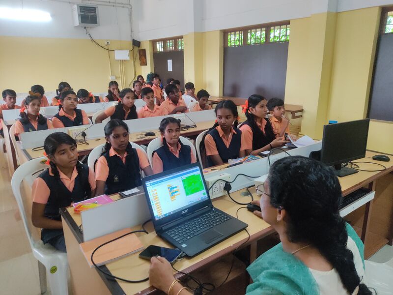 പ്രമാണം:34035 IT class.jpg