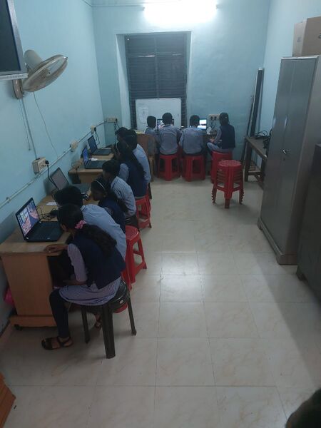 പ്രമാണം:38006 ICT LAB.jpeg