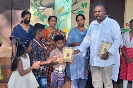 കലാ പരിപാടികൾ അവതരിപ്പിച്ചവർക്ക് ഹെഡ്‍മാസ്റ്റർ ഉപഹാരം നൽകുന്നു