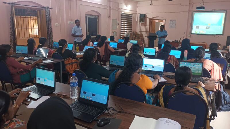 പ്രമാണം:LP ICT Textbook Training.jpg