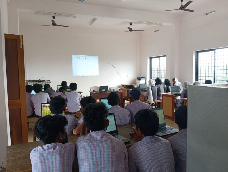 പ്രമാണം:15045-Hitech -IT computer lab.jpeg