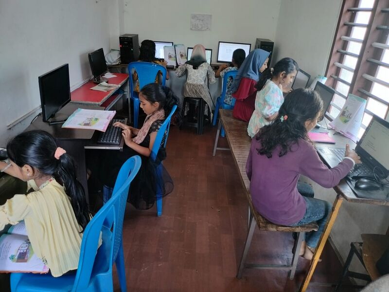 പ്രമാണം:18308 hitech computerlab.jpeg