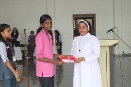 അധ്യാപകദിനാഘോഷത്തിൽ ഹെഡ്മിസ്ട്രസ് സി.മെറിൻ സി.എം.സി -ക്ക് കുട്ടികൾ സമ്മാനം നൽകുന്നു