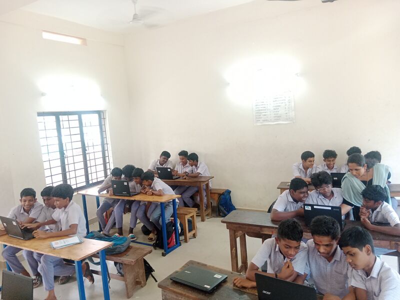 പ്രമാണം:45020 littlekites.jpg